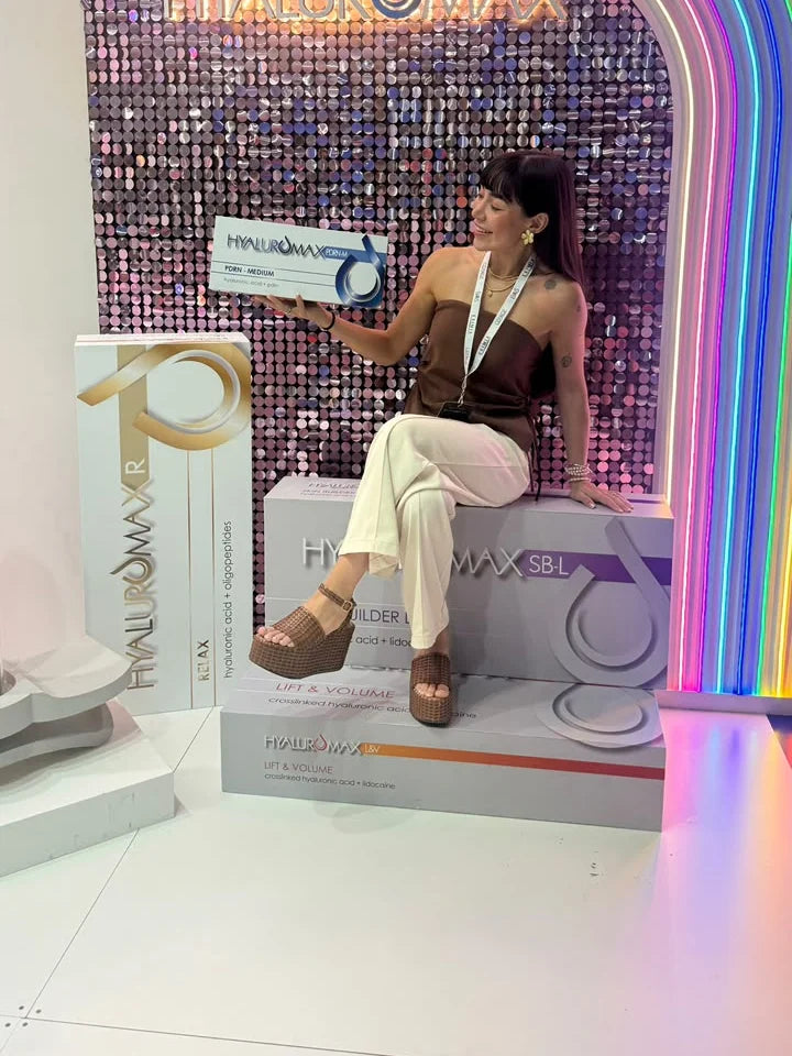 La Dra. Parentini en un stand de congreso de medicina estética